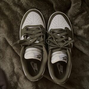 Nike Low Top Sneakers - Olive & White